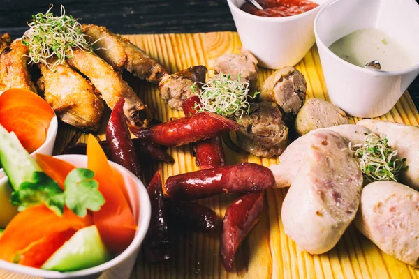 Bir tepside çeşitli ızgara et