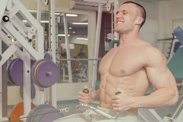 Concepto de fitness masculino. Hombre fuerte en el gimnasio . — Foto de Stock