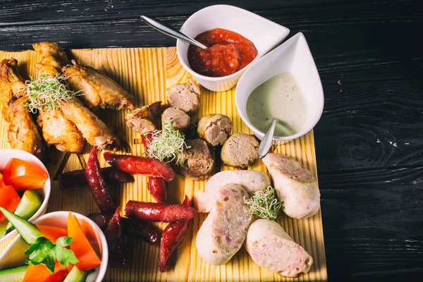 Surtido de carne a la parrilla en un plato — Foto de Stock