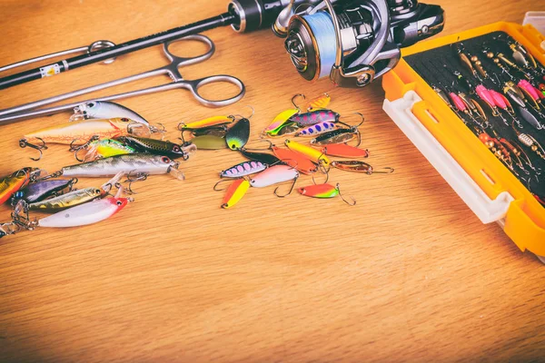 Ahşap arka plan üzerinde balıkçılık için donatım.