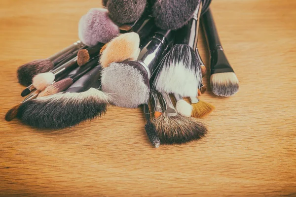 Masanın üzerine makyaj araçları