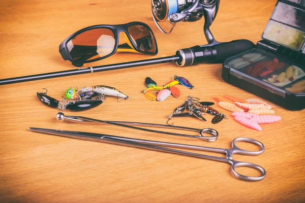 Ahşap arka plan üzerinde balıkçılık için donatım.
