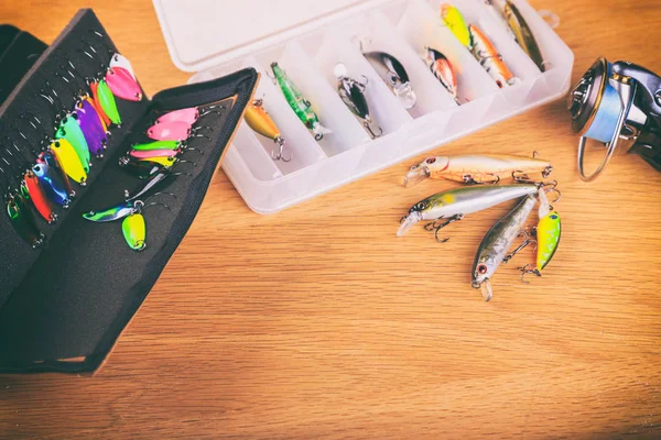 Ahşap arka plan üzerinde balıkçılık için donatım.