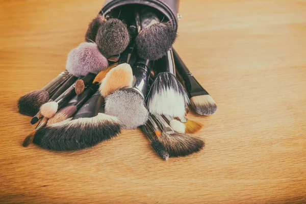 Masanın üzerine makyaj araçları