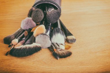 Masanın üzerine makyaj araçları