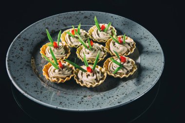 Sepetleri açık büfe. Lezzetli yemekler.