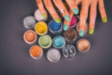 Şık manikür, parlak renkler.