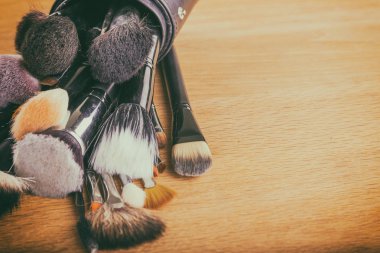 Masanın üzerine makyaj araçları