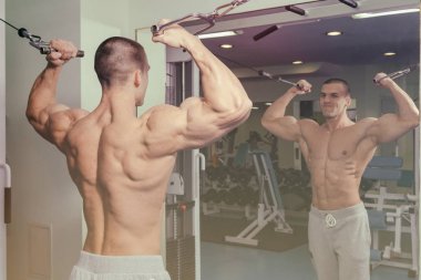 Erkek fitness kavramı. Güçlü adam jimnastik salonu.