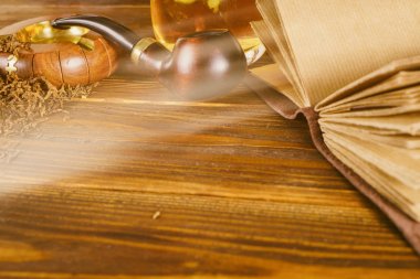 Sigara boru ve masanın üstünde defter