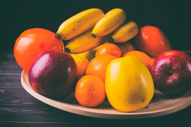 Meyve ile çanağı. Lezzetli yemekler.