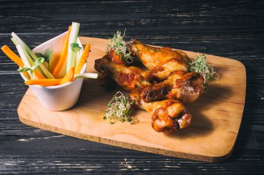 Bir tepside çeşitli ızgara et