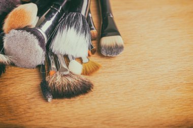 Masanın üzerine makyaj araçları