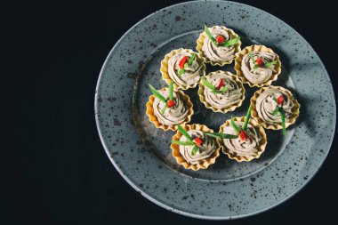 Sepetleri açık büfe. Lezzetli yemekler.