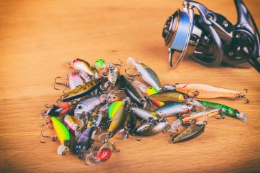 Ahşap arka plan üzerinde balıkçılık için donatım.