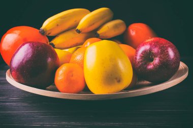 Meyve ile çanağı. Lezzetli yemekler.