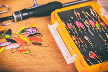 Ahşap arka plan üzerinde balıkçılık için donatım.