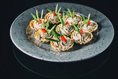 Sepetleri açık büfe. Lezzetli yemekler.