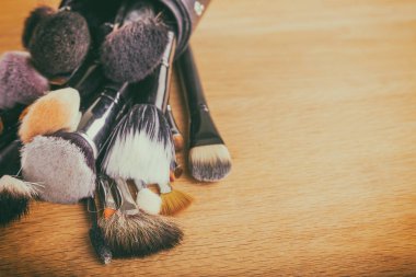 Masanın üzerine makyaj araçları