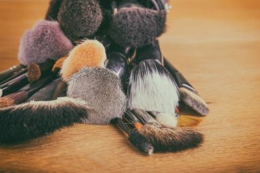 Masanın üzerine makyaj araçları