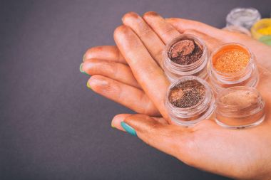 Çok renkli makyaj glitter