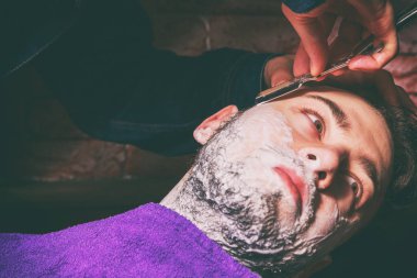 İstemci berberde tıraş. Tıraş Berber'a istemci