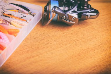 Masada balık malzemeleri var.