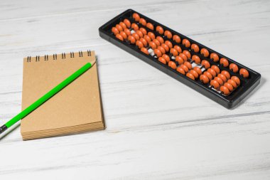 Masanın üzerine Japon aritmetik, abaküs.