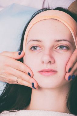 Kozmetik enjeksiyon spa salonda. Güzellik uzmanı hastanın yüz içine enjeksiyon yapar.