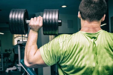 Spor salonundaki adam.