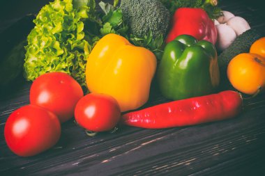 Sebze siyah ahşap zemin