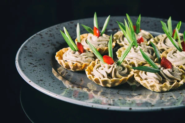 Sepetleri açık büfe. Lezzetli yemekler.