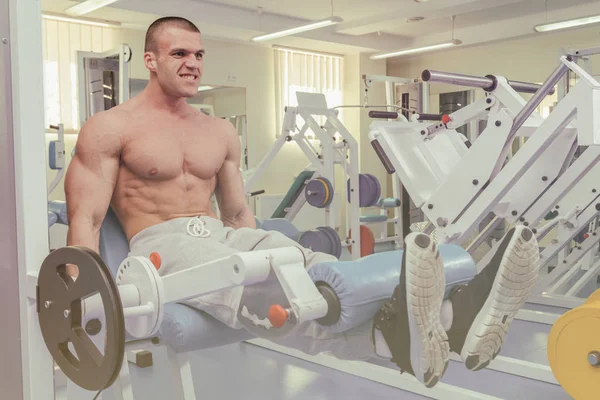 Concept de fitness masculin. Homme fort dans la salle de gym . — Photo