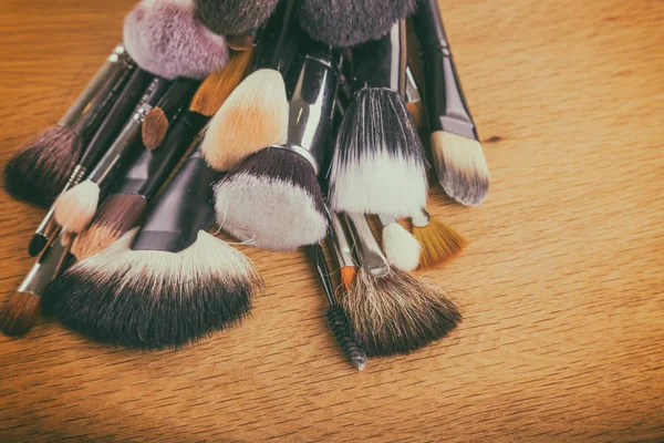 Masanın üzerine makyaj araçları