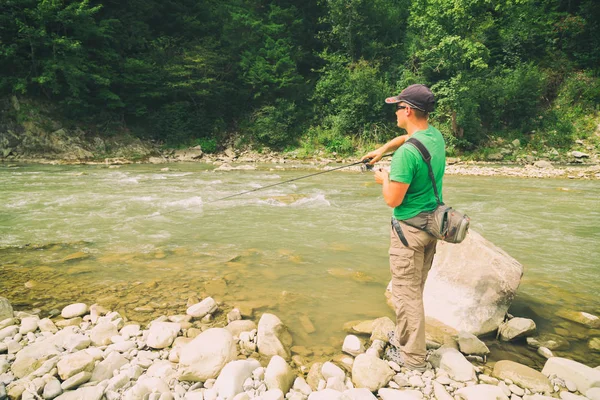 Pesca de truchas en un río de montaña. Pesca deportiva . — Foto de Stock