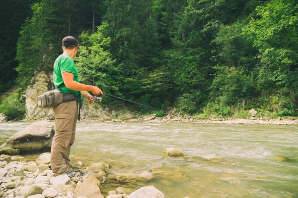 Pêche à la truite sur une rivière de montagne. Pêche sportive . — Photo