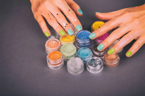 Manicure chique, cores brilhantes . — Fotografia de Stock