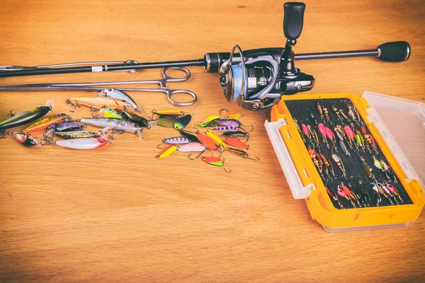 Equipamiento para la pesca sobre fondo de madera . — Foto de Stock