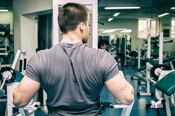 Concept de fitness masculin. Homme fort dans la salle de gym . — Photo