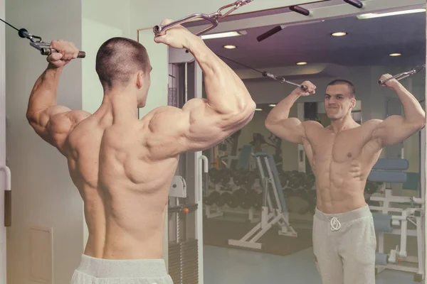 Concepto de fitness masculino. Hombre fuerte en el gimnasio . —  Fotos de Stock