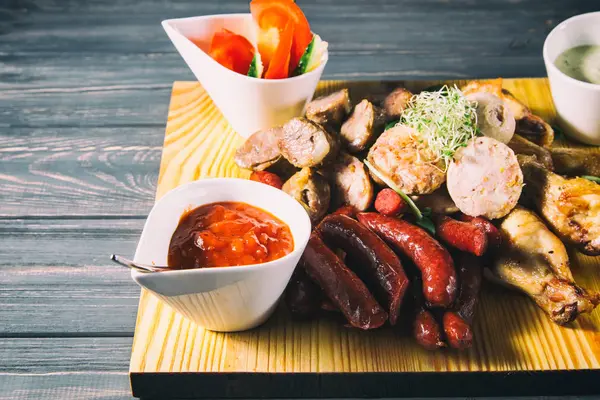 Bir tepside çeşitli ızgara et