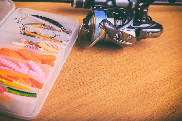 Ahşap arka plan üzerinde balıkçılık için donatım.