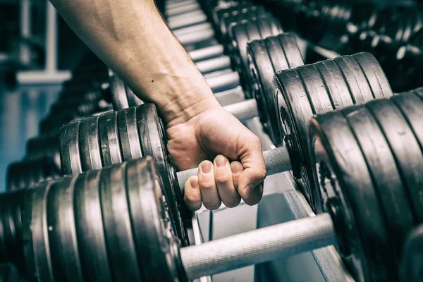 Concepto de fitness masculino. Hombre fuerte en el gimnasio . — Foto de Stock