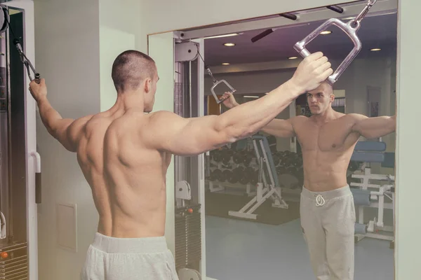 Mužské fitness koncept. Silný muž v tělocvičně. — Stock fotografie