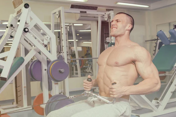Concepto de fitness masculino. Hombre fuerte en el gimnasio . — Foto de Stock