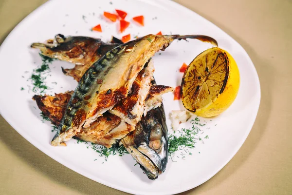 Kızarmış uskumru. Lezzetli yemekler.