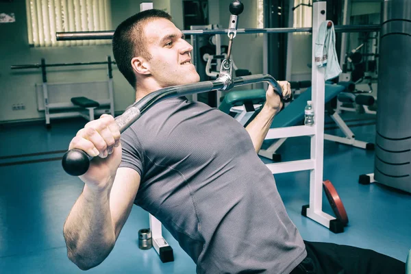 Man in de sportschool — Stockfoto