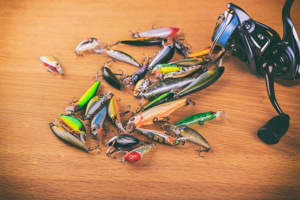 Masada balık malzemeleri var.