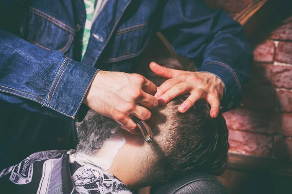 Rasatura nel barbiere cliente. Berbero barba cliente — Foto Stock