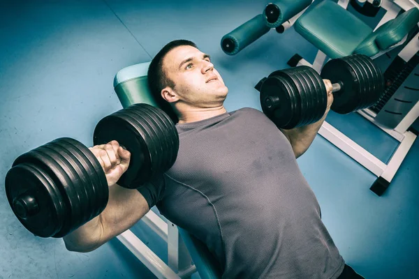 Man in de sportschool — Stockfoto